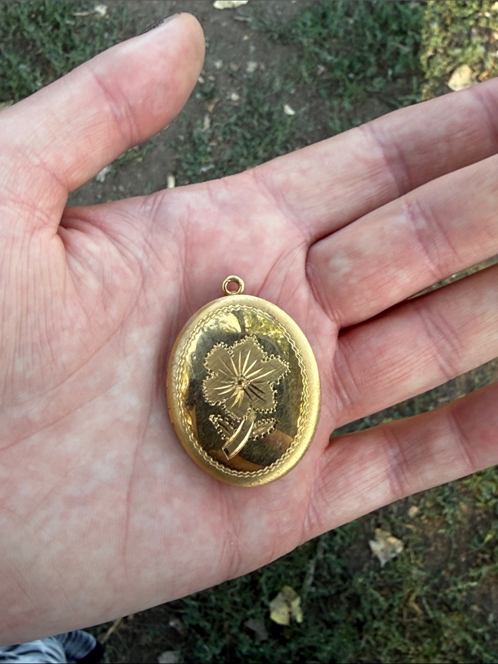 Vintage gold tone locket pendant